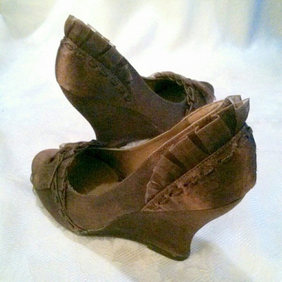 Steve Madden Satin Ruffled Trim Peep Toe Shoes - Picture 4 of 5